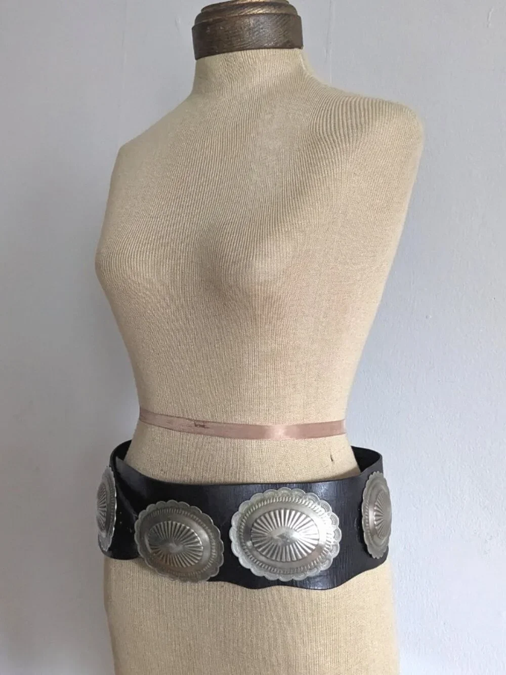 70s Vtg Handmade Silver Medallion & Black Leather Western Belt - Picture 5 of 8